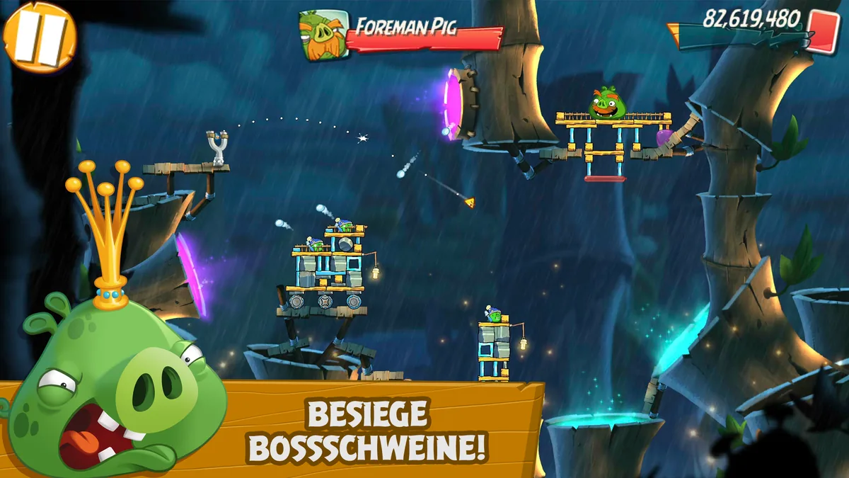 Angry Birds 2: Schweinekönig mit Krone vor einem nächtlichen Wald-Level, Schriftzug „Besiege Bossschweine!“