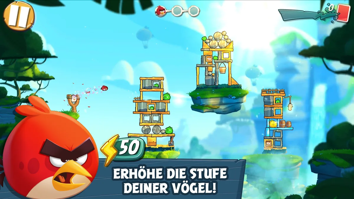 Angry Birds 2: Red mit einem Blitzsymbol und der Zahl 50 vor Holztürmen auf schwebenden Inseln, Schriftzug „Erhöhe die Stufe deiner Vögel!“