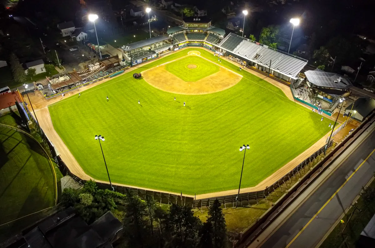 Baseballstadion bei Flutlicht aus der Luft