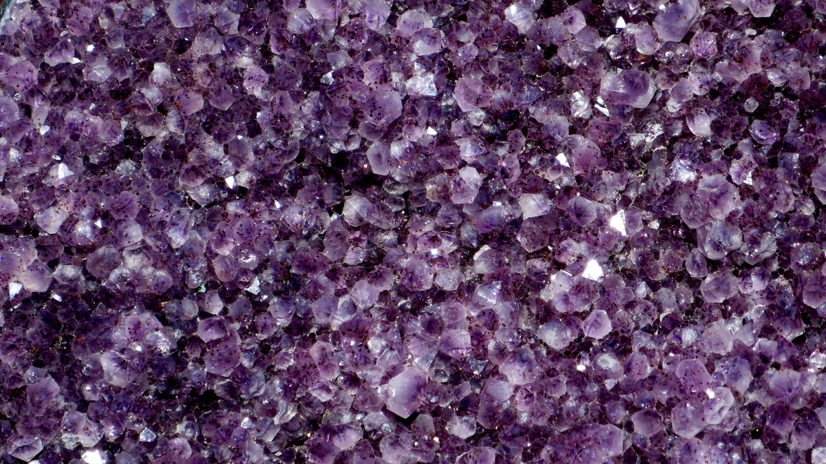 Nahaufnahme vieler kleiner violetter Amethystkristalle
